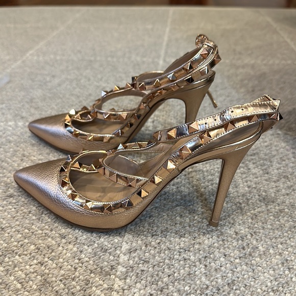 Valentino heels in rose gold. Worn once with brand new base. - Picture 2 of 7